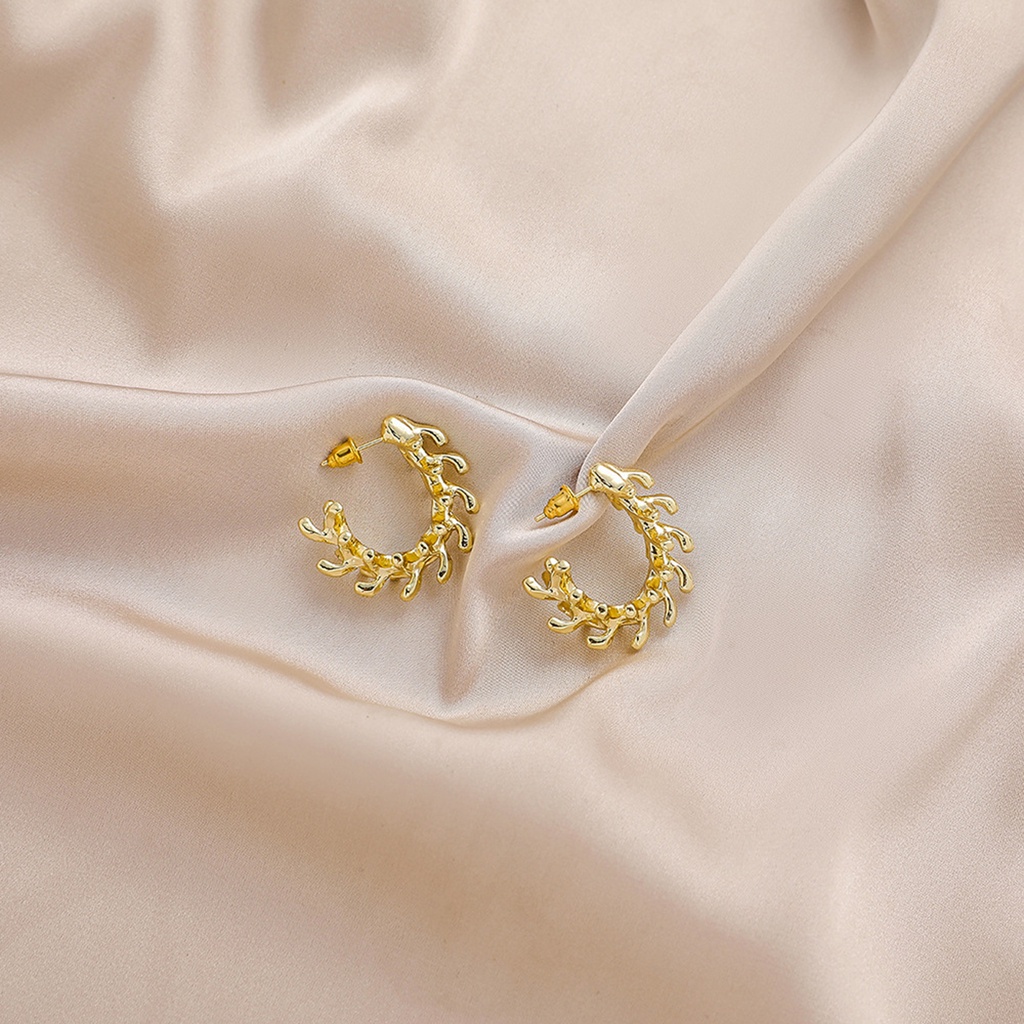 Hu Hu Hu Hu Hu Alat Bantu Pasang Kacamata♡ 1 Pasang Anting Stud Bentuk C Geometris Warna Silver / Gold Untuk Wanita