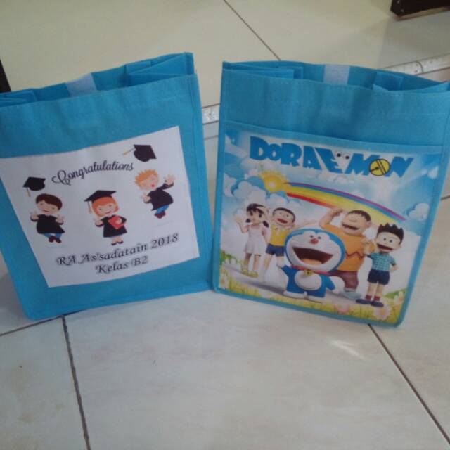 

Goodie bag souvenir kantong doraemon plus foto