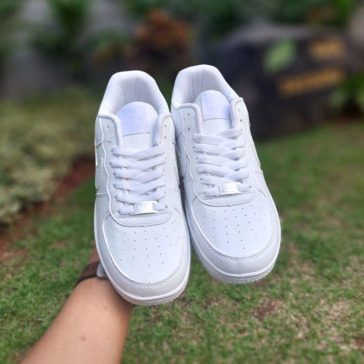 Modern.. Sepatu Putih Pria Wanita Nike Air Force 1 Full White Sneakers Man & Ladies
