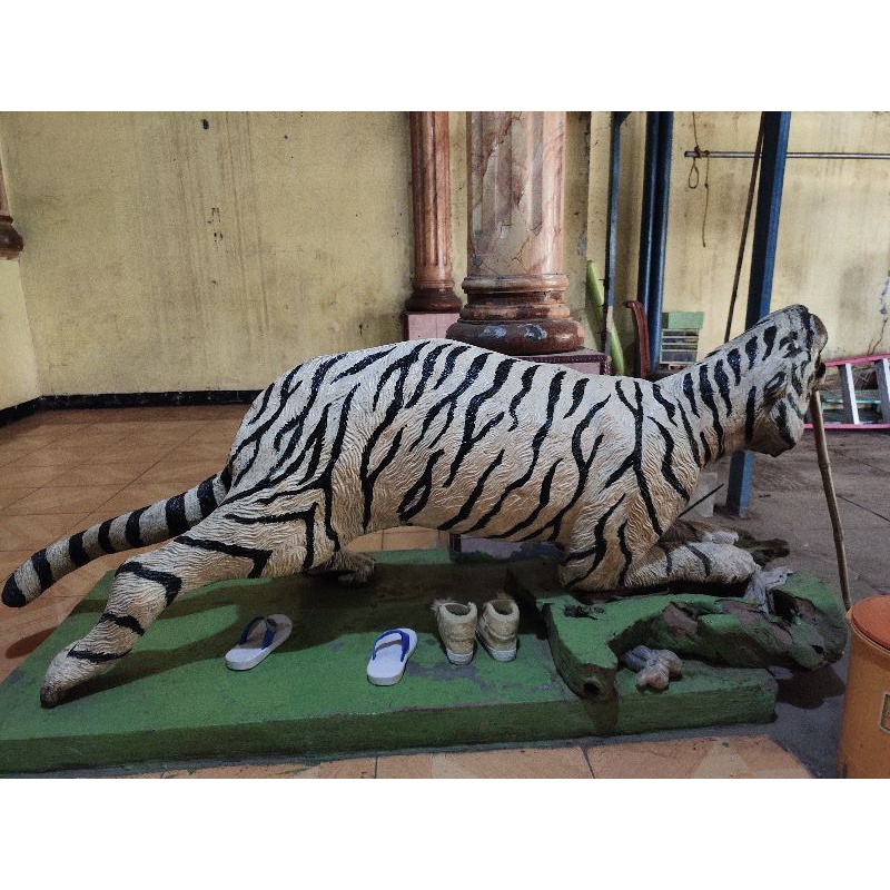 Patung Macan Kayu Jati