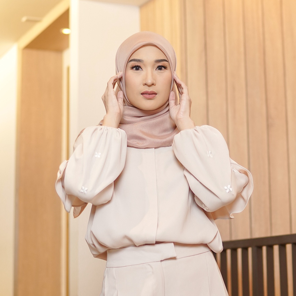 Jenna and Kaia - Nira Scarf Ultrafine Macaroon - Hijab Kerudung Segi Empat