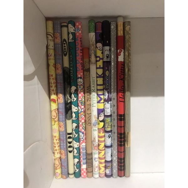 

pinsil kayu lucu bervariasi