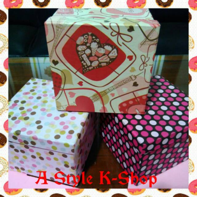 

Kotak kado ukuran 12x12x10 cm