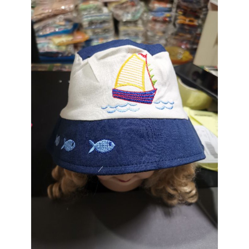 Topi bayi Dan anak perempuan