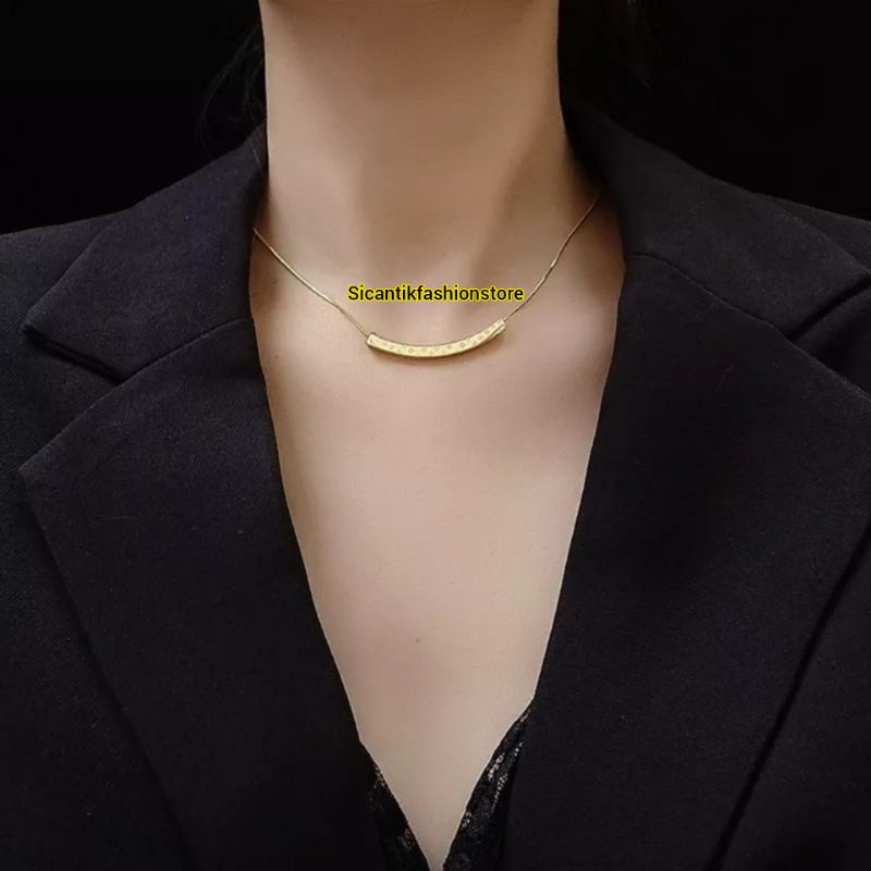 Kalung Titanium Gold Liontin Lvv Fashion Wanita Terlaris Anti Karat Selamanya Kalung Wanita Korea Terbaru Kalung Wanita Gold Kalung Perak Silver 925 Perhiasan Wanita Kalung Wanita Terbaru Kalung Wanita Anti Karat Liontin LV Gold Liontin Gold