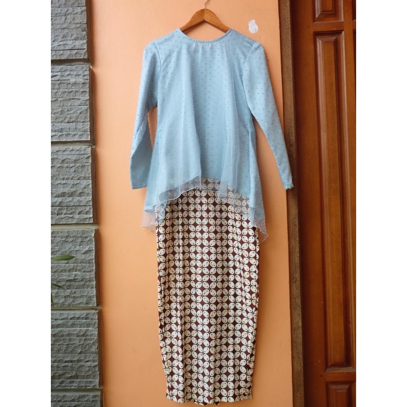Setelan atasan organza rubiah biru muda dan batik
