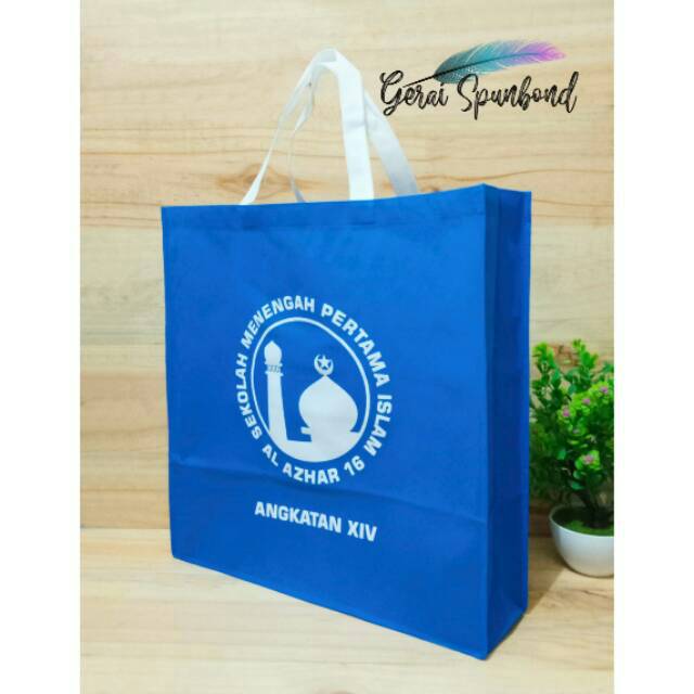 

Goodie Bag Spunbond Ukuran 45 cm x 10 cm x 45 cm Plus Sablon Custom