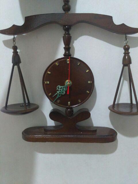 Jam Meja Timbangan Keadilan Lambang Hukum