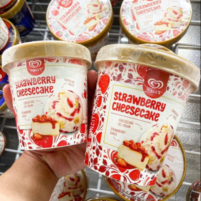 

Es cream walls yang lagi viral strawberry cheesecake 750ml di jamin pasti bakal ketagihan