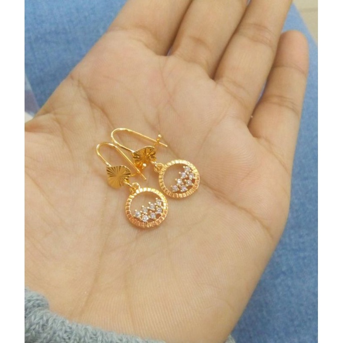 anting jepit bulat gepeng titanium perhiasan wanita gold