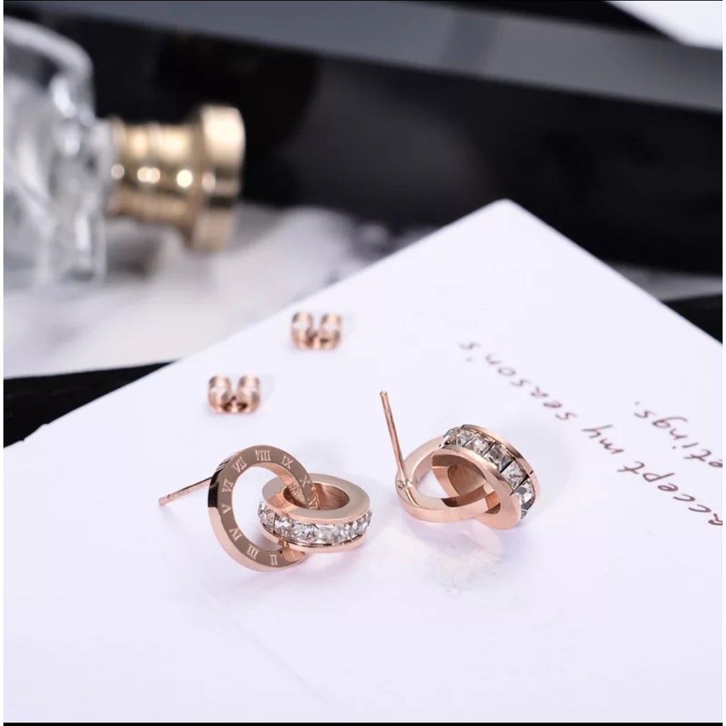 Anting Tusuk Titanium Bvlgr Huruf Romawi Two Rings Kristal ArtifisialTersedia Warna Rose Gold dan Gold
