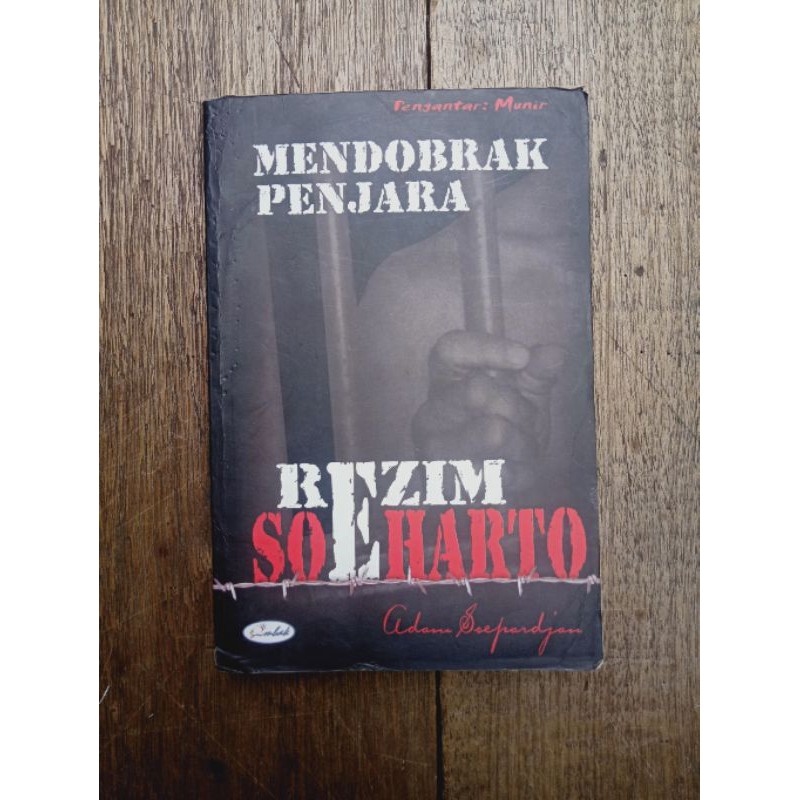 

BUKU MENDOBRAK PENJARA REZIM SOEHARTO - ADAM SOEPARDJAN