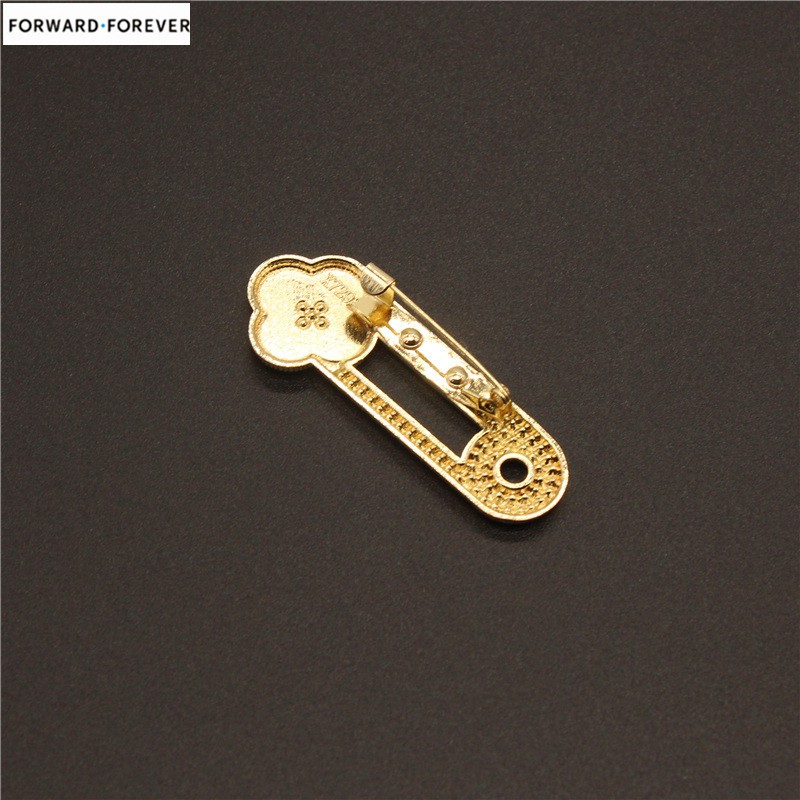 Lovely simple and generous flower brooch     M40222