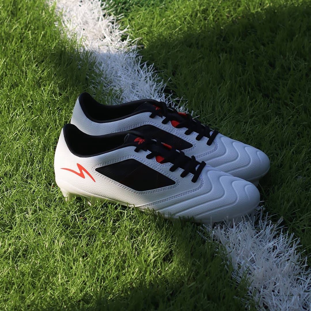 specs dominio white fg sepatu bola