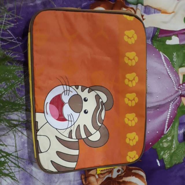 Tas tempat makan anak. Hadiah dancow