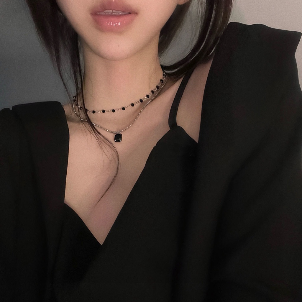 Kalung Musim Panas Model Double Layer Aksen Berlian Warna Hitam Untuk Wanita