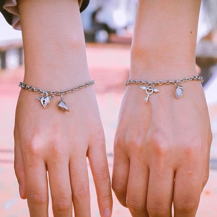 2pcs / Set Gelang Rantai Magnet Bentuk Kunci Hati Bahan Stainless Steel Alloy Untuk Pria Dan Wanita