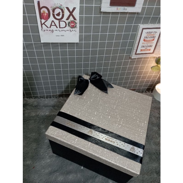 

Box Kado Ukuran 25cm x 25cm Tinggi 15 cm bya box kado banjarmasin