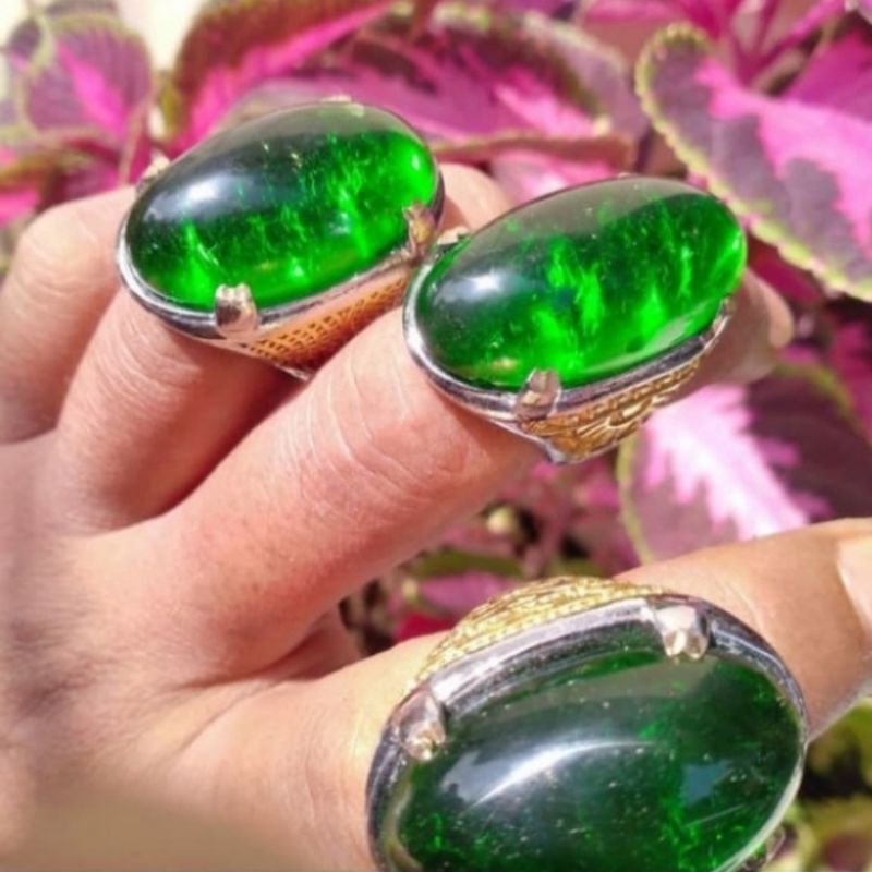 cincin batu Kinyang daun pecah seribu