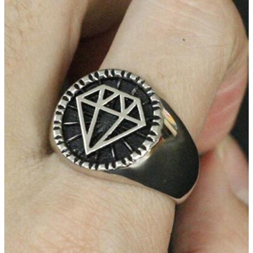 Cincin Desain Logo Aksen Berlian Bahan Stainless Steel Untuk Unisex