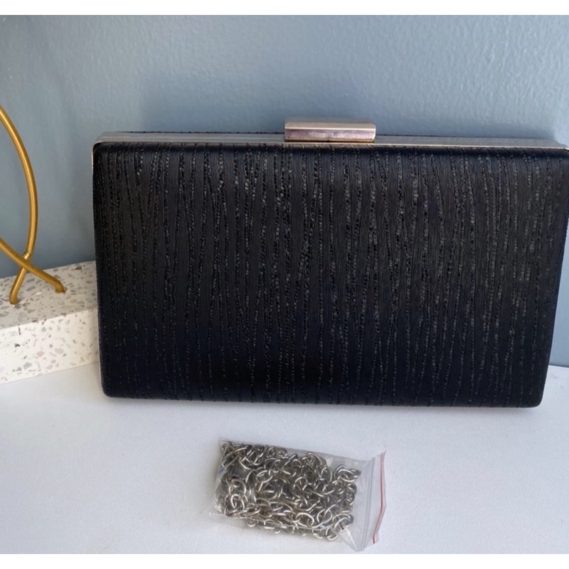 tas pesta warna hitam di lengkapi tali panjang rantai