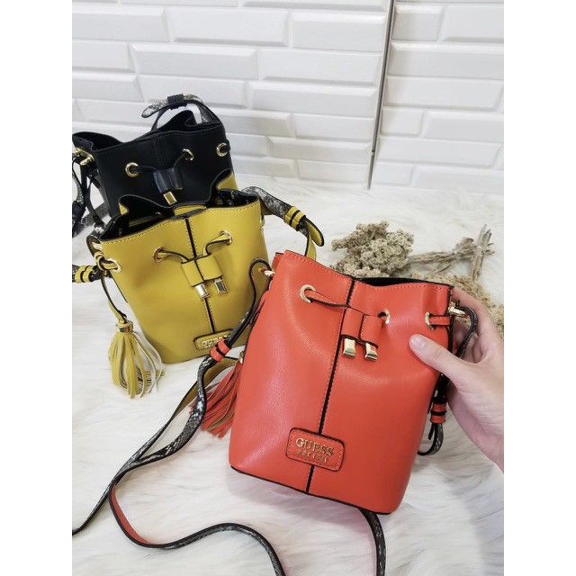 Tas GUESS SnakeSling Bucket Crossbody