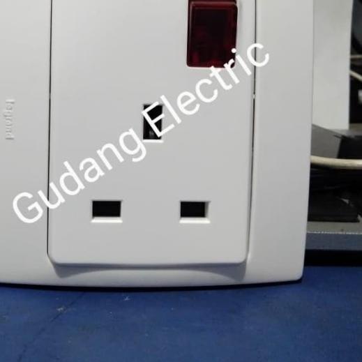 ➬ Legrand 28114 Stop kontak AC ♦