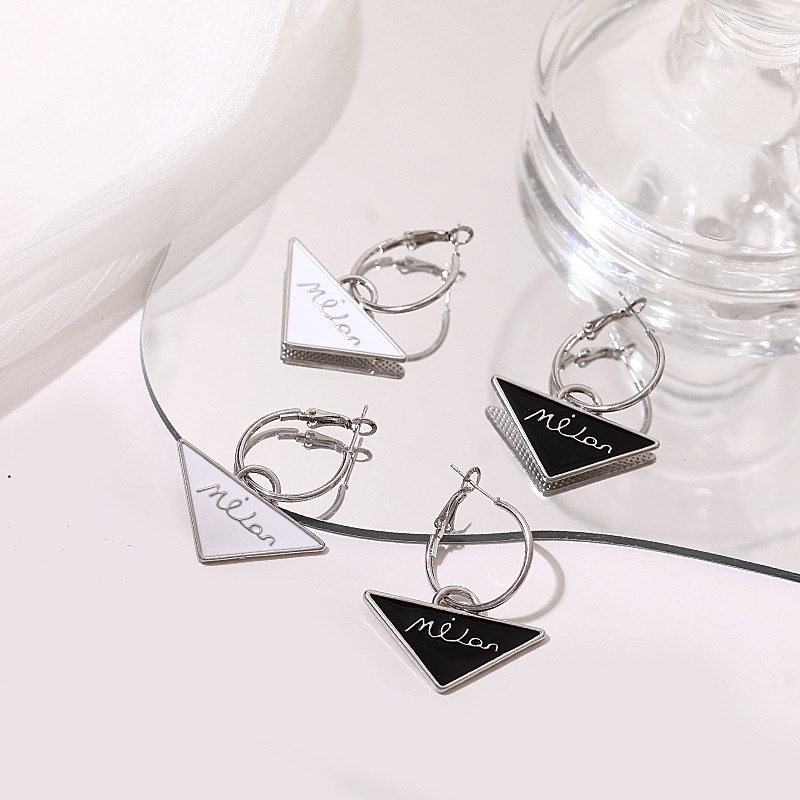 Sterling silver jarum Korea gaya baru pribadi retro hitam corner letters fashion sweet cool rasa des