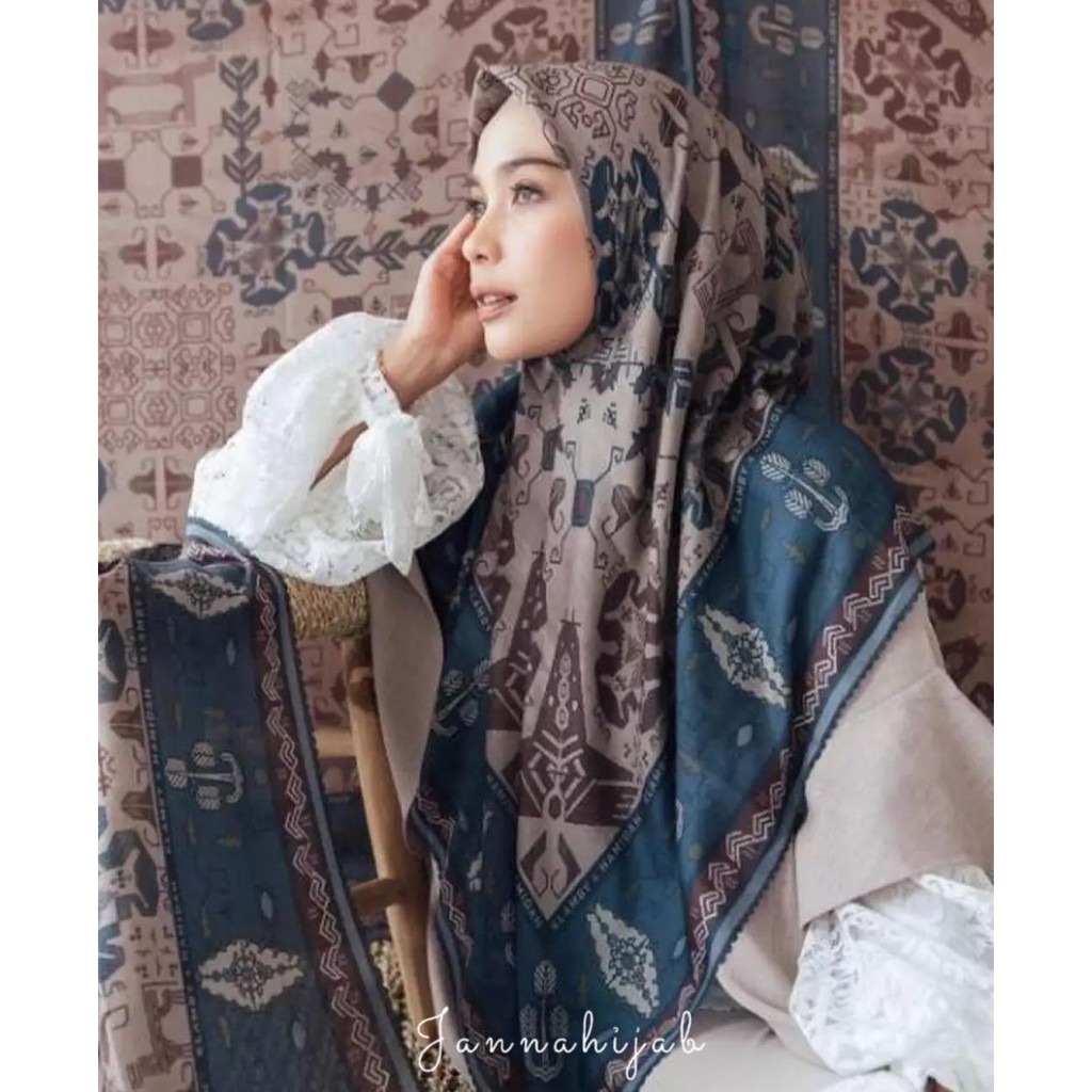 HIJAB SEGI EMPAT / KERUDUNG SEGI EMPAT MOTIF SUMBA SCARF INDIGO WEARING KLAMBY KW SUPER TERBARU