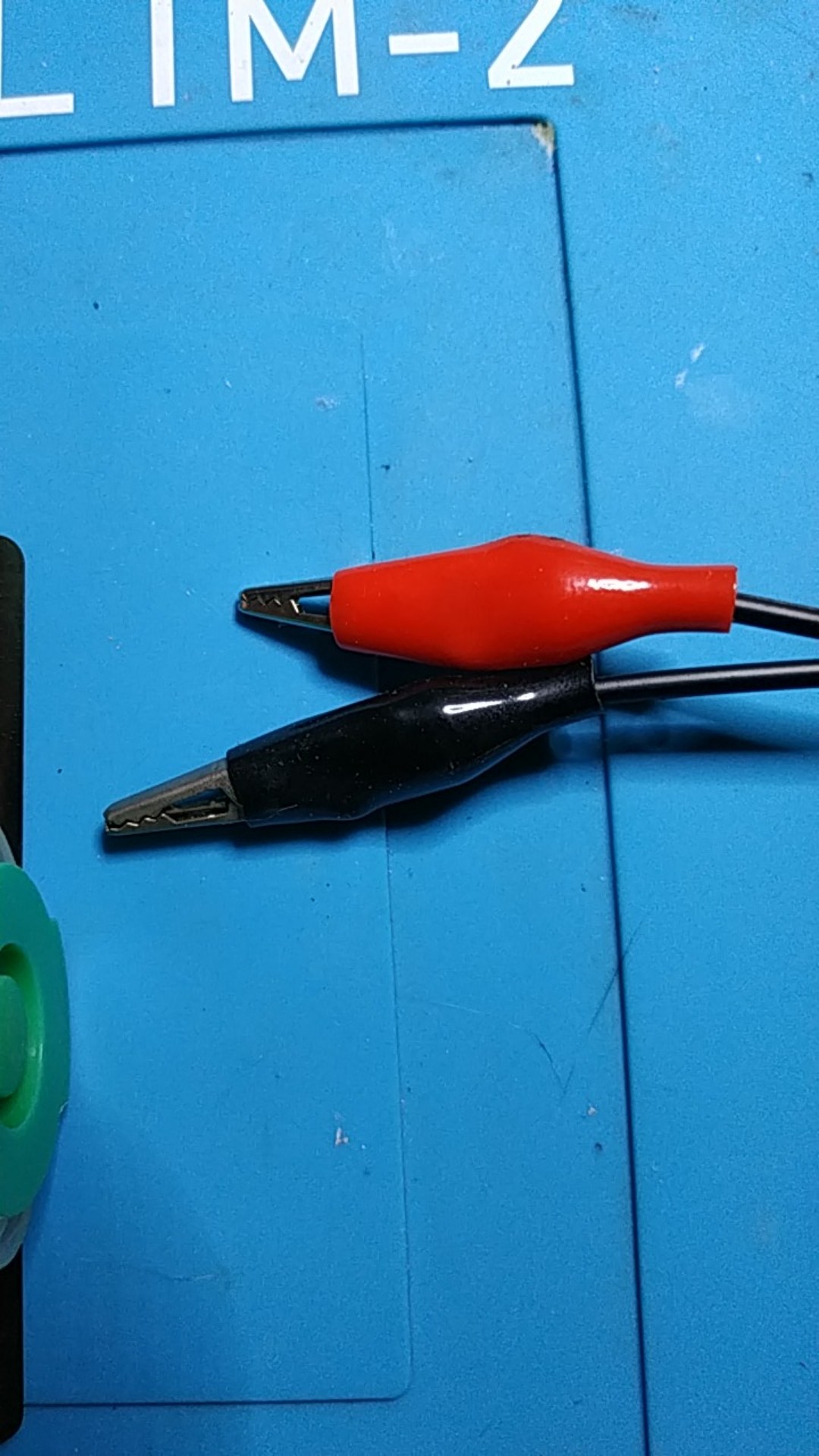 Jepitan Mini Buaya Merah Hitam( 1pasang)