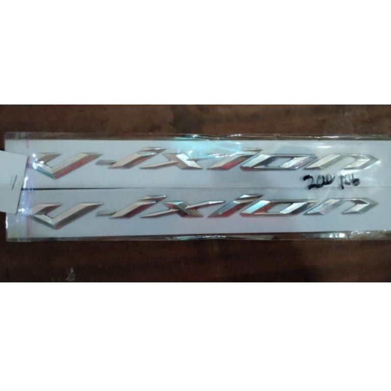 EMBLEM MOTOR YAMAHA VIXION CHROME TIMBUL ORIGINAL 1SET 2PCS EMBLEM VIXION ORIGINAL
