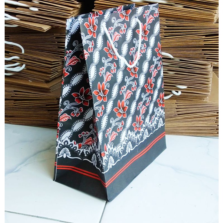 

Paper bag uk P20 x T25 x L10 Tas kertas motif batik 2 Warna minim order 12 pcs