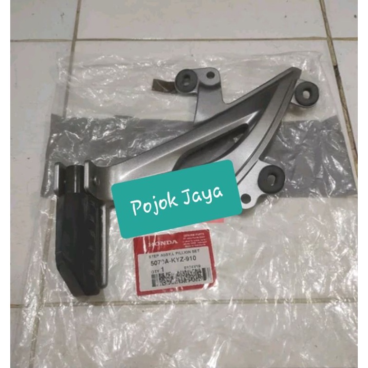 Dudukan footstep belakang kiri honda Supra X125 Helm In original AHM