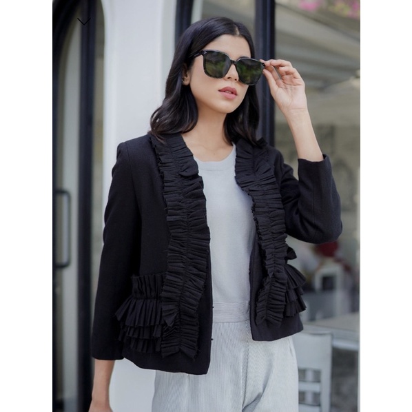 Cropped Blazer Benang Jarum Buttonscarves