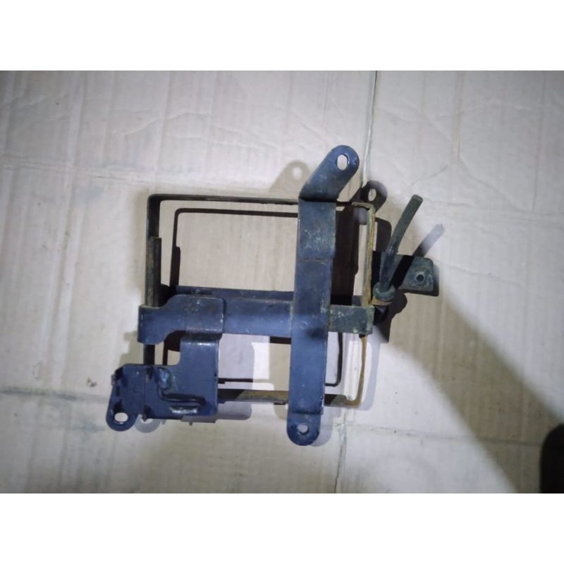 PANGKON PLAT PANGKON AKI TIGER REVO ORIGINAL BRAKET TIREV ORI