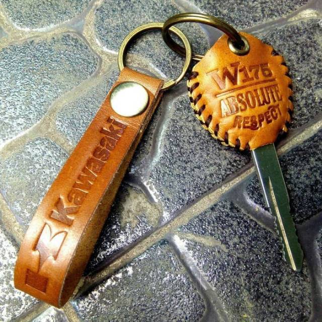 Aksesoris kawasaki w175 / gantungan kunci kawasaki w175 kulit asli,  gantungan kunci zaman now