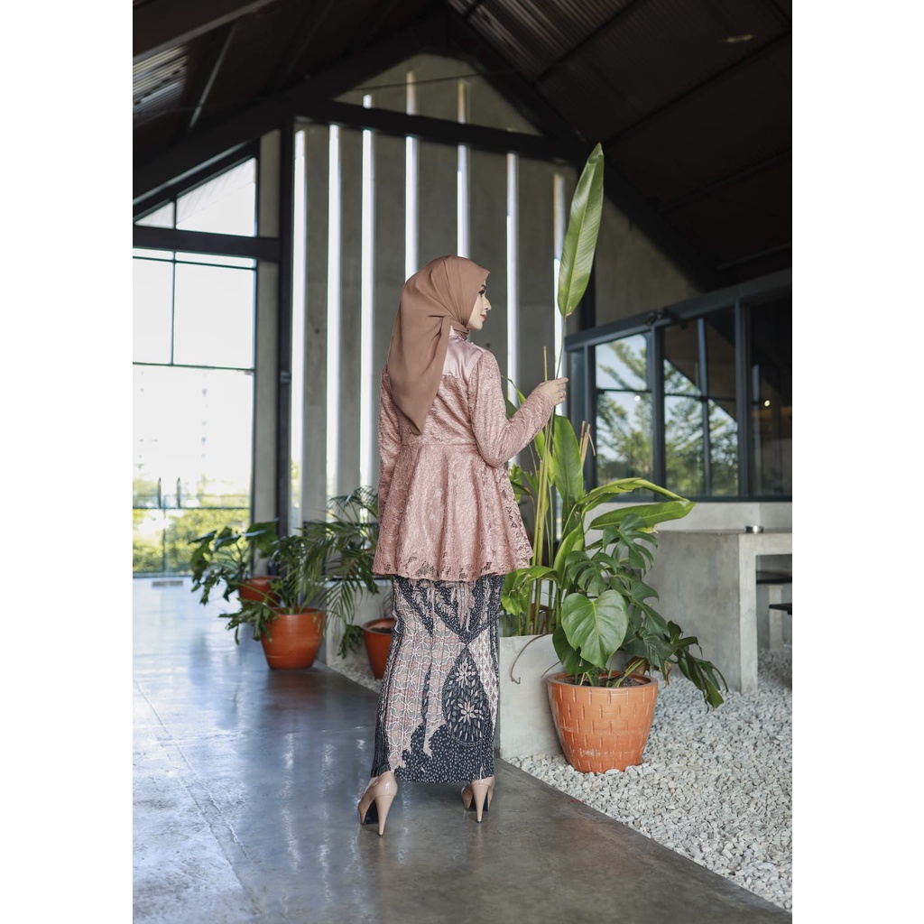 Vanriz Kebaya-Kebaya Brokat Wisuda Pevita Paet