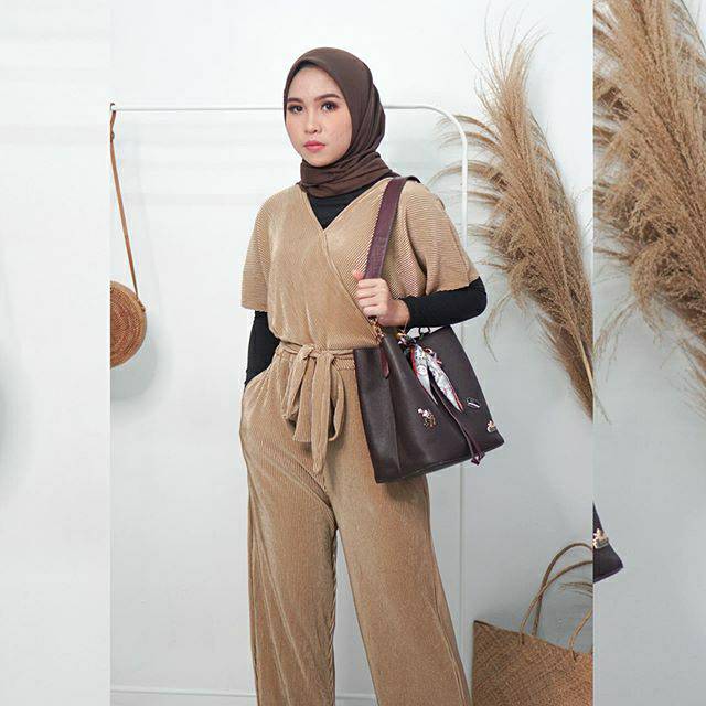 GOLD PLISKET JUMPSUIT