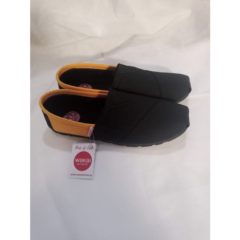 sepatu wakai slip on hitam kuning unisex size 36-43