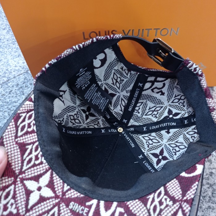 topi baseball lv +box magnet paperbag 1 - Hitam