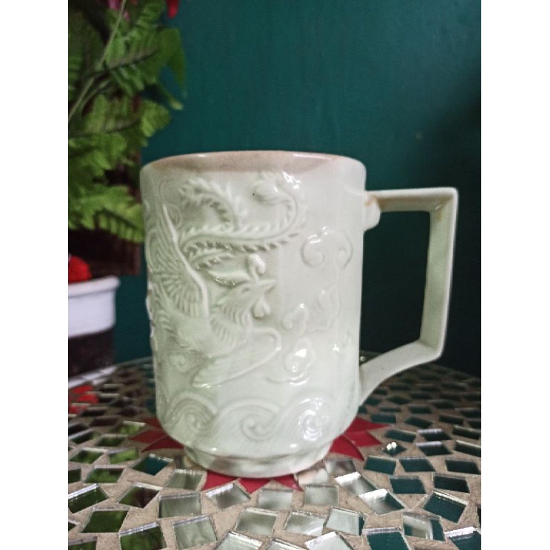 Gelas Mug Celadon kuno antik ukiran timbul burung hong dan tulisn Cina