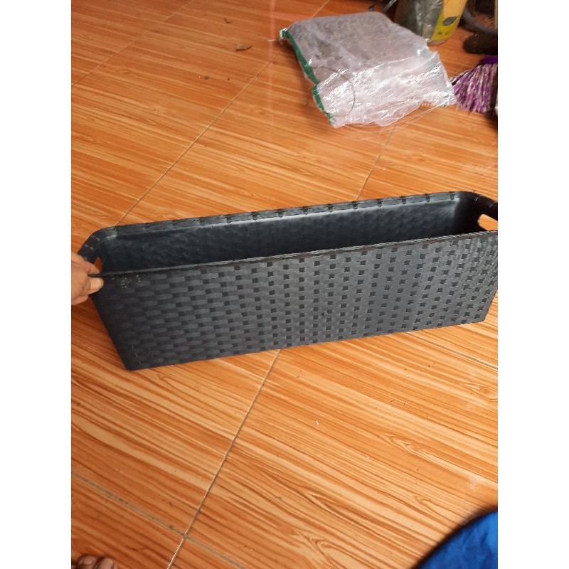 POT BUNGA PLASTIK MOTIF ANYAMAN PANJANG 60 CM