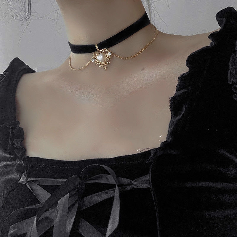 Kalung Choker Pendek Bahan Velvet Dengan Liontin Hati Peach Gaya Retro Untuk Wanita