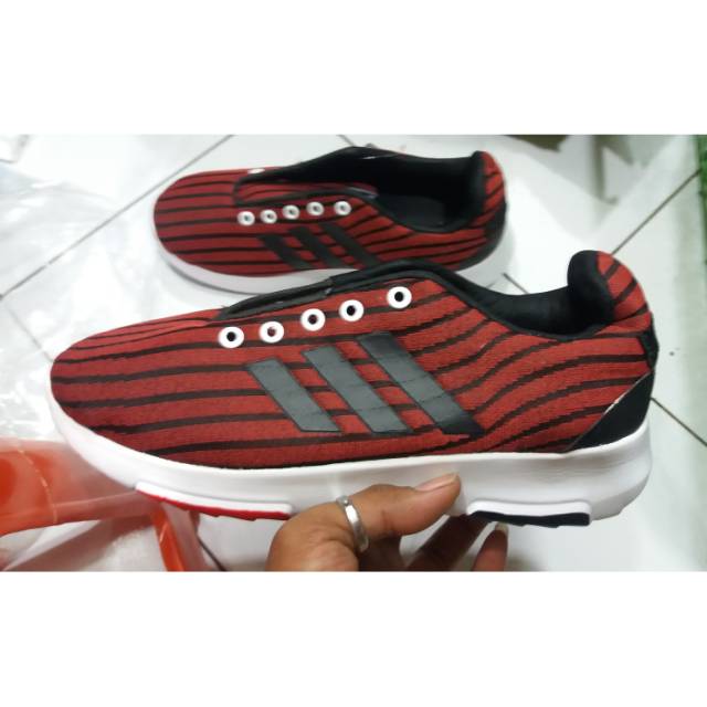Sepatu merk adidas merah maroon