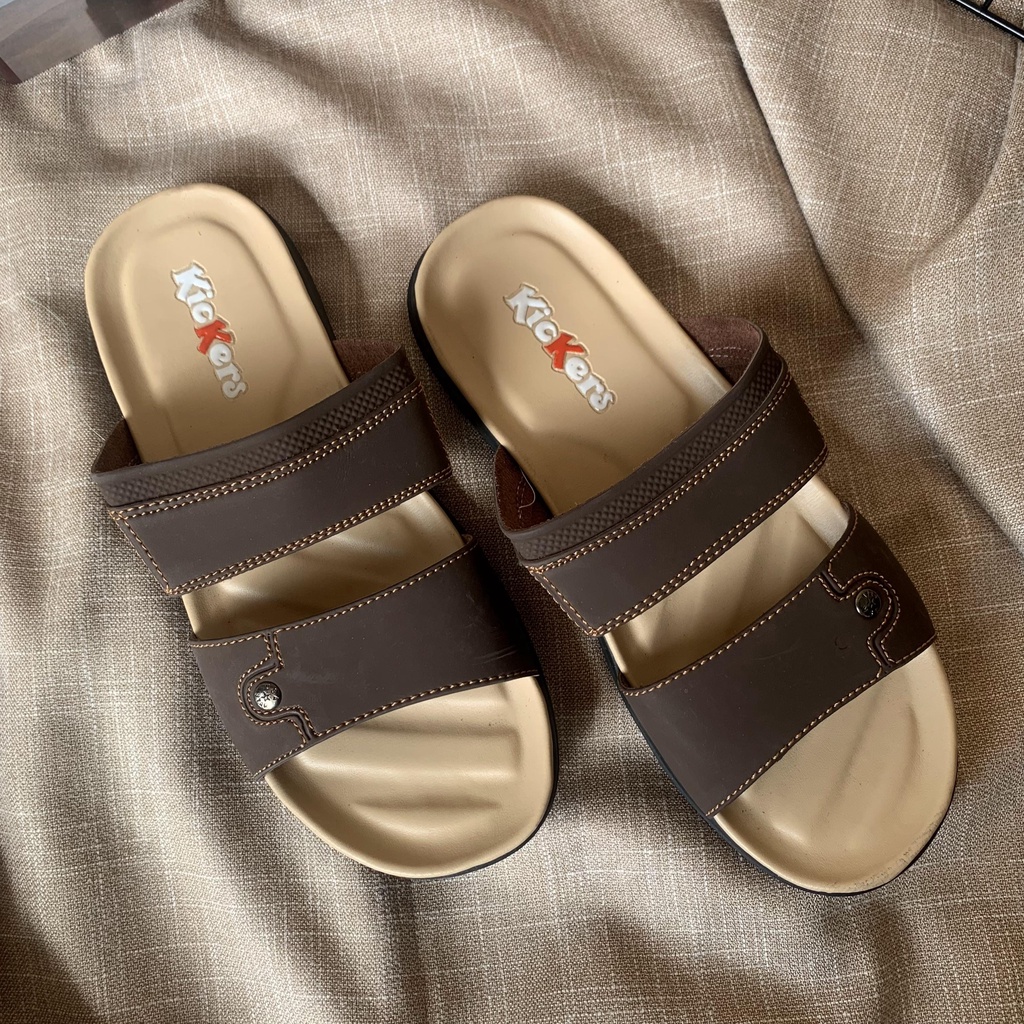 (TANPA KARDUS)SLOP TAMPAN 4 SENDAL PRIA cowok KULIT SINTETIS terlaris termurah Sandal pria dewasa Sandal pria Sandal jepit pria Sandal casual pria elegant Sandal kulit Share: Sandal Kasual Kulit Pria Original Model Jepit Pria Santai Ringan Sandal Jepi