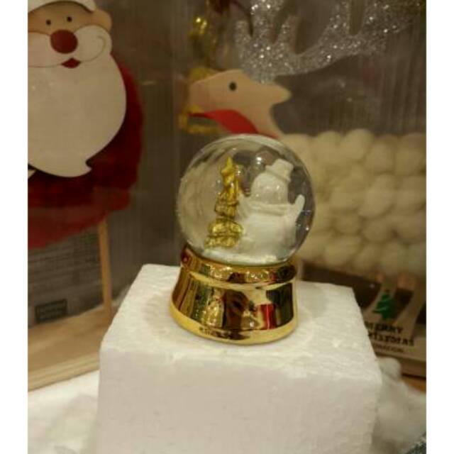 MINISO CHRISTMAS EDITION CRYSTAL BALL WITH PENGUIN AND CHRISTMAS TREE. Hiasan natal miniso surabaya