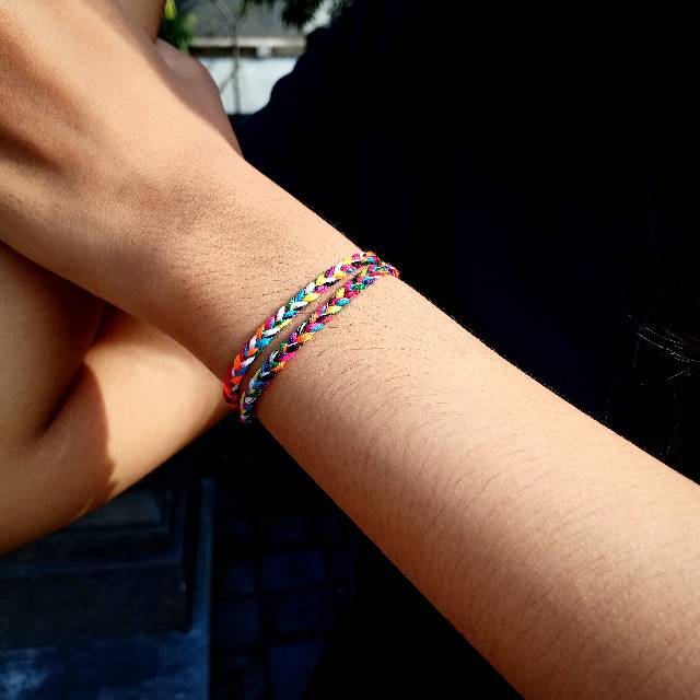 Gelang Sangadatu Split Jalin Omkara / Gelang Pura Besakih / Gelang Asli Bali / Gelang Sangadatu Original Khas Bali / Gelang Sembilan Warna / Gelang 9 Warna / Gelang Khas Bali / Oleh Oleh bali Murah / Pengerajin Bali / Craft Dewata