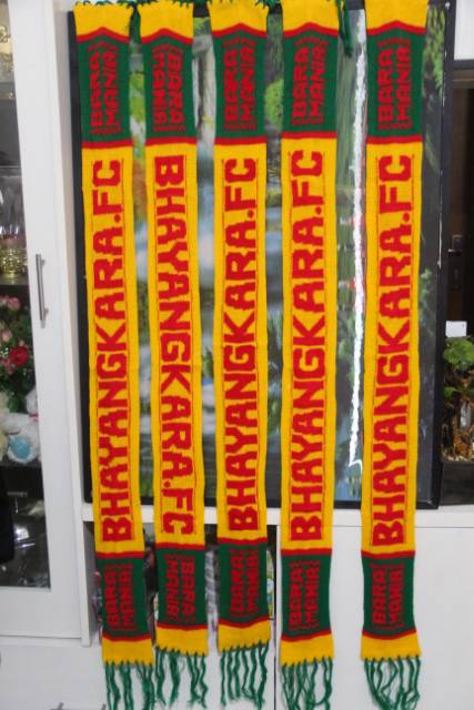 SYAL. RAJUT. BOLA PERSIB .PERSEBAYA. PERSIJA. AREMA. TIMNAS INDO DLL..12.500 MIN 10 pcs