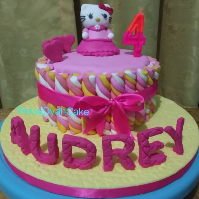 

CAKE ULANG TAHUN / CAKE BIRTHDAY TEMA HELLO KITTY FONDANT