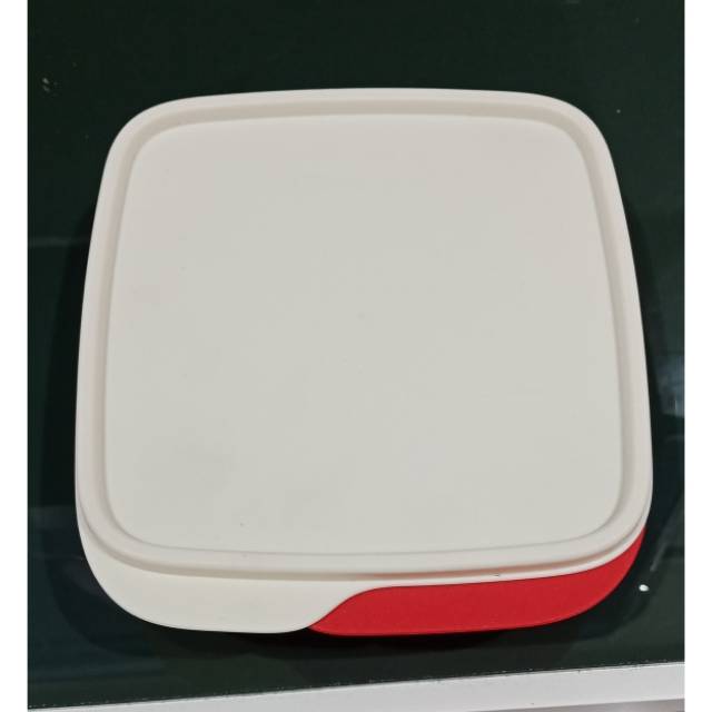 Kotak makan tupperware